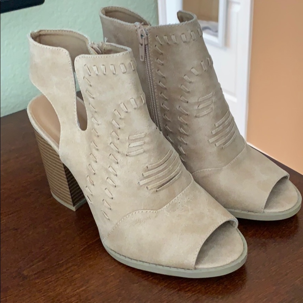 NEVER BEEN WORN! Peep toe tan booties size 8.5